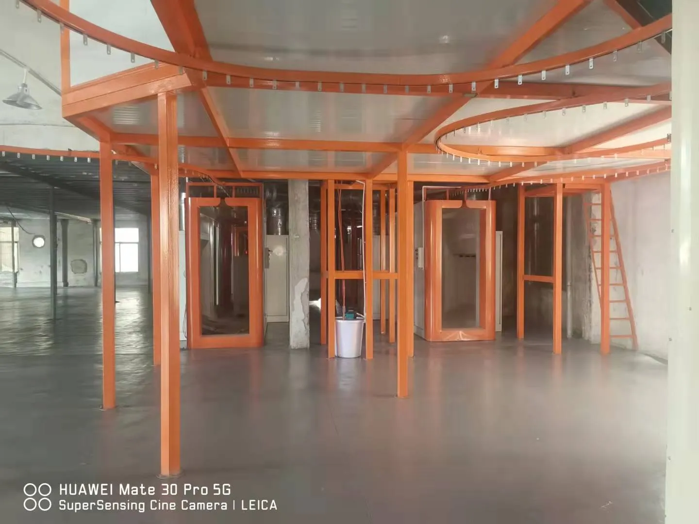 Backpack and walk-in powder spraying room for CNC machine shell coating