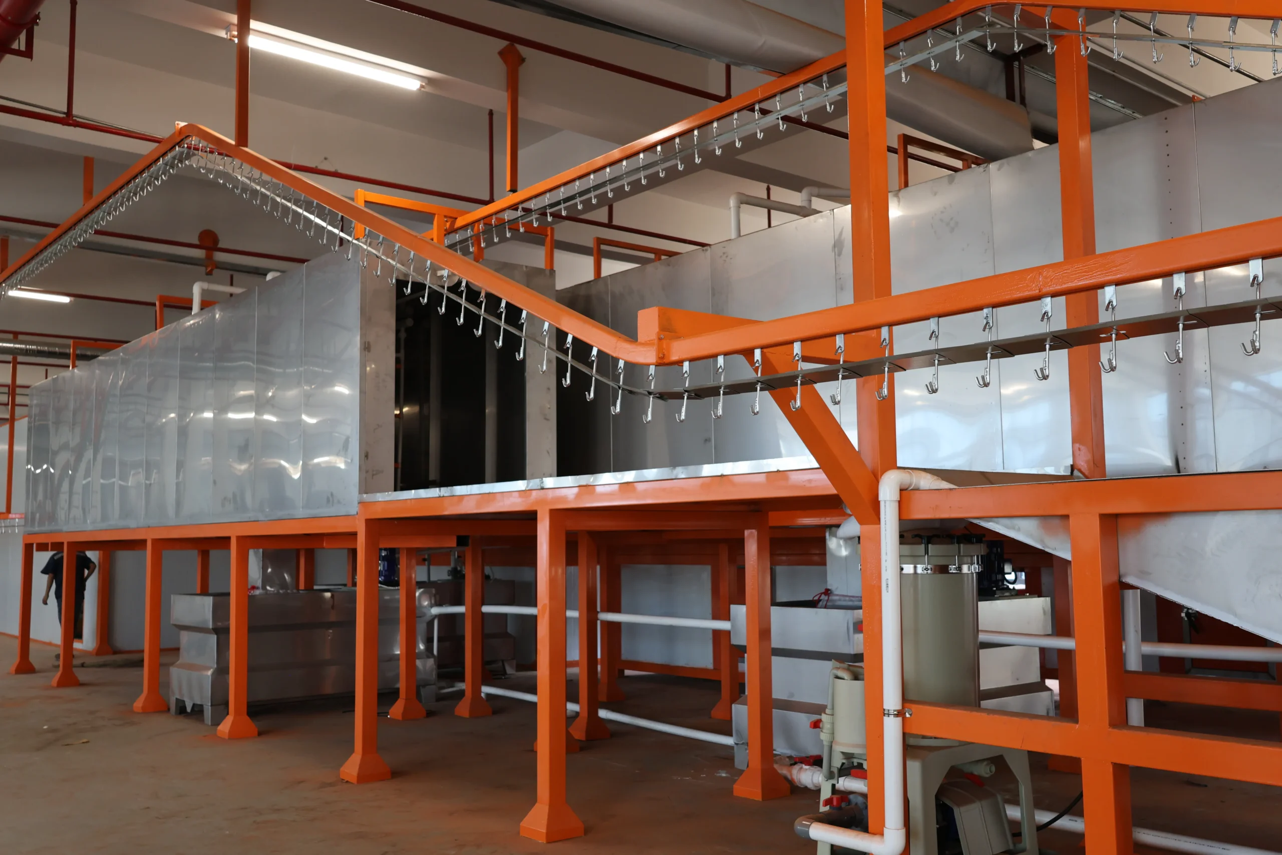 Intérieur de la cabine de pulvérisation de revêtement en poudre avec pièces en aluminium