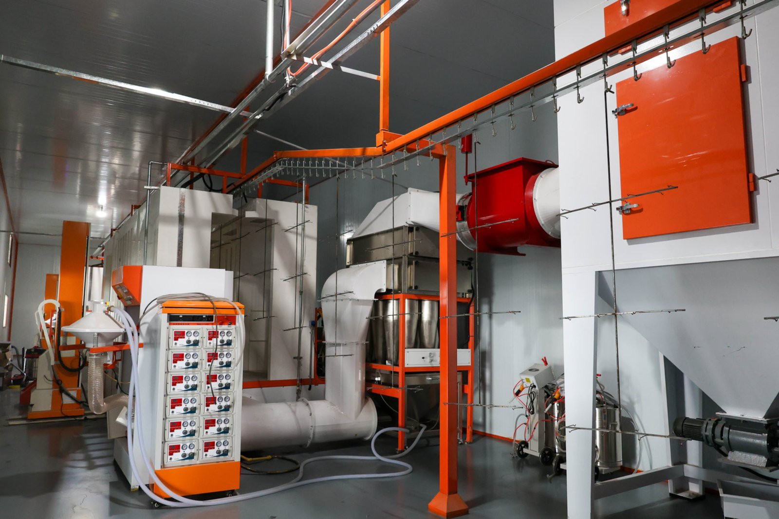Electrostatic spray gun and spray room for electronics coating