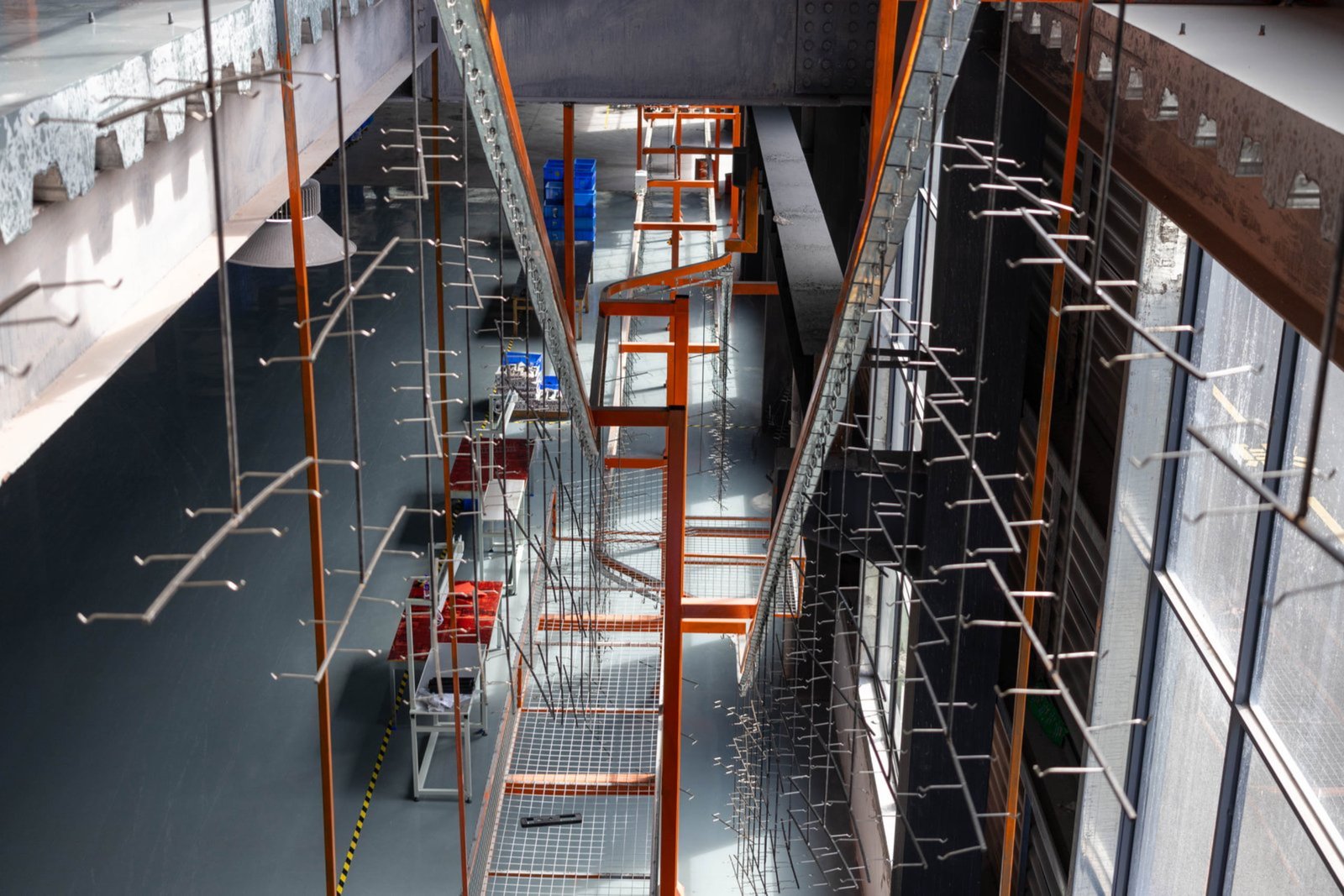Automatic guns and conveyor